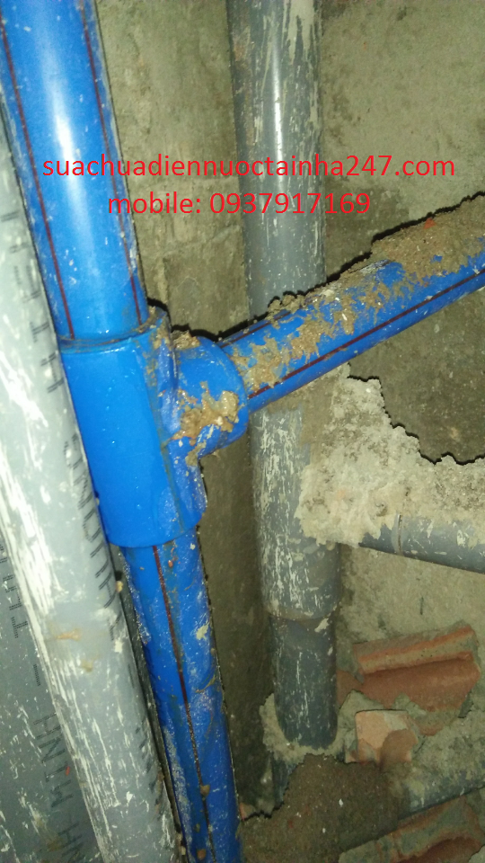 Thợ sửa đường ống nước bị rò rỉ tại nhà TPHCM